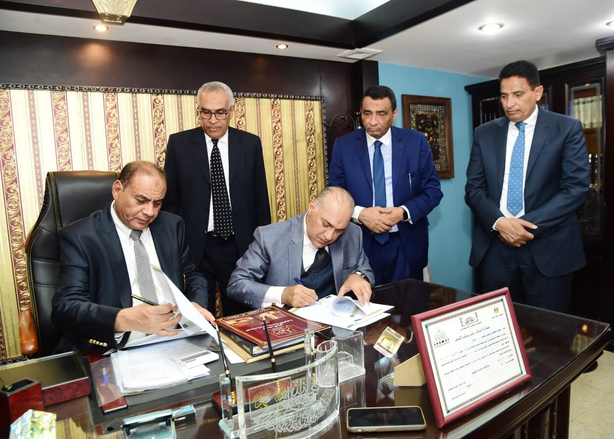 Signing documents at the opening of the International Law Office in Cairo.