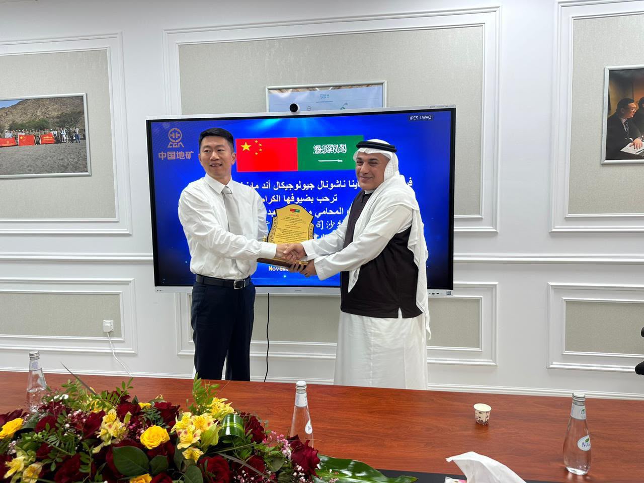 Mazin Kurdi exchanging a commemorative shield with the Director General of a Chinese company.