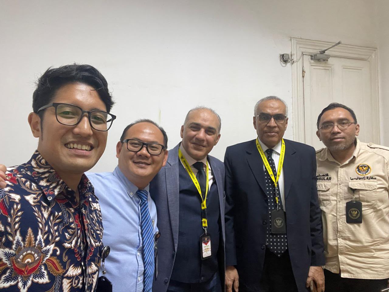 Mazin Kurdi with the Consul General in the Arab Republic of Egypt and colleagues.