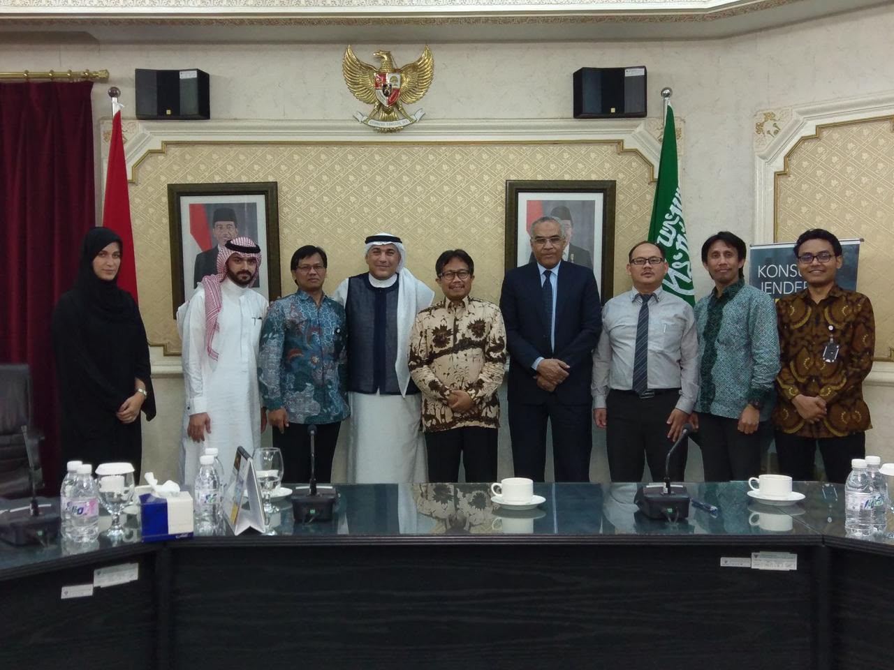 Group meeting with the Consul General of Indonesia in Jeddah, Indonesian and Saudi flags behind the table.