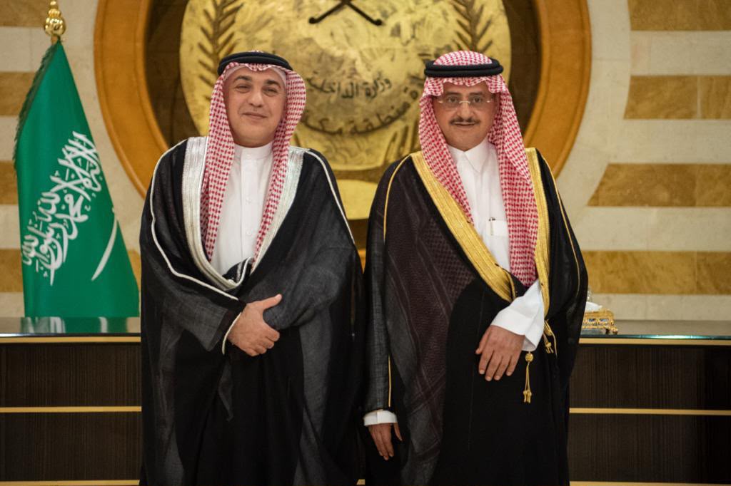 Mazin Kurdi with His Excellency Dr. Mushabbab Al-Qahtani beside the Saudi flag.