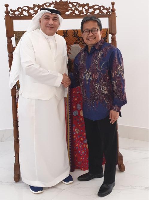 Mazin Kurdi with a guest during an official visit.