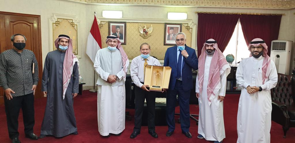 Mazin Kurdi at an award presentation with consulate officials.