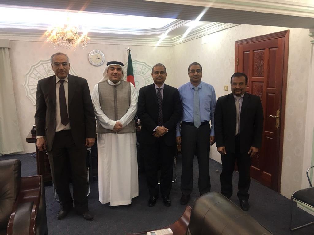 Mazin Kurdi with a visiting delegation in an office.