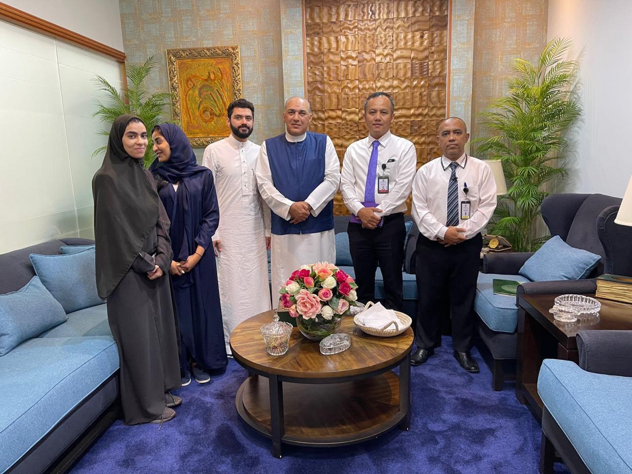 Mazin Kurdi with a delegation in a reception room.