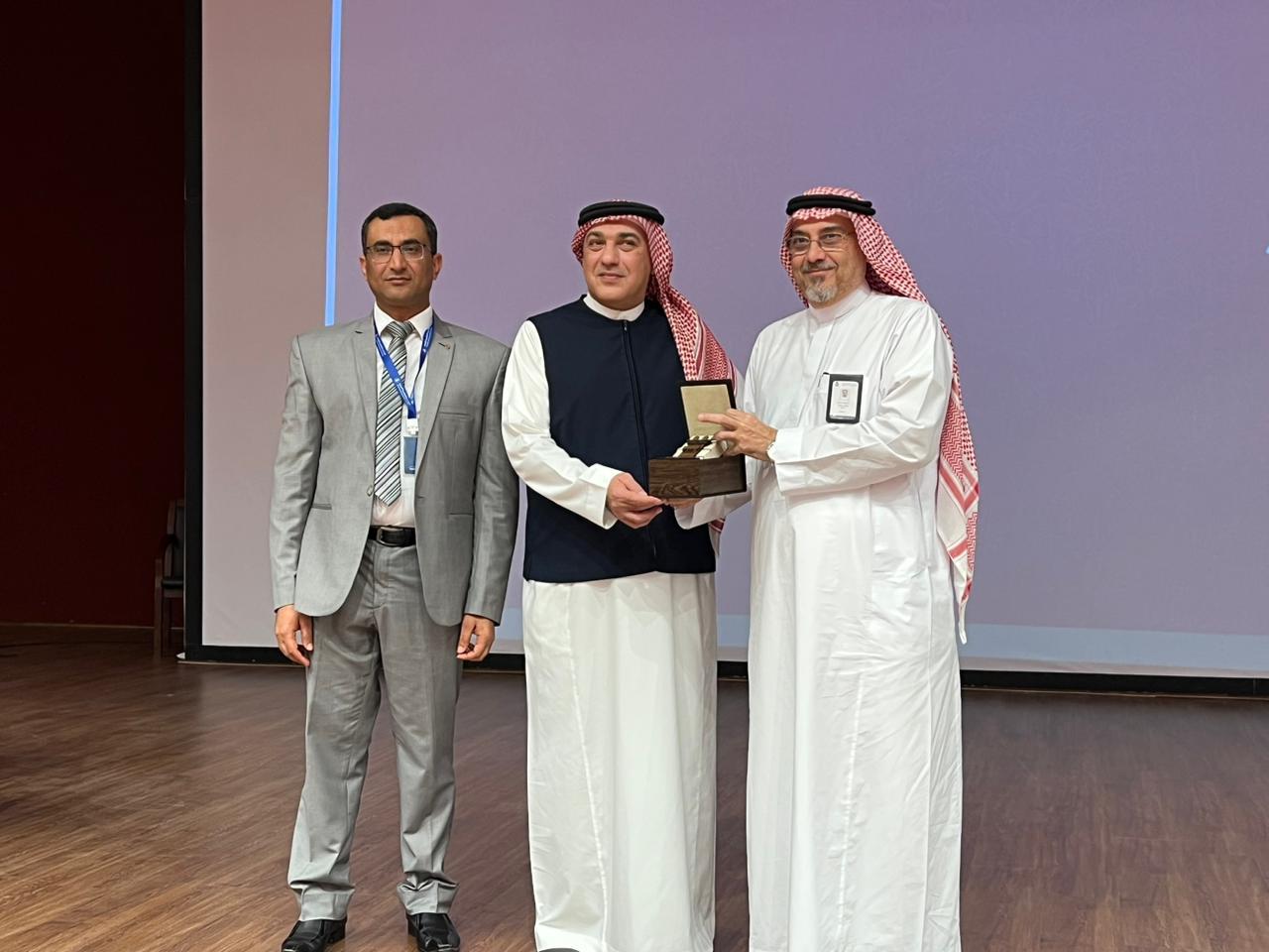 Mazin Kurdi presenting a commemorative shield alongside Dr. Tariq Hamdi at Jeddah International College.